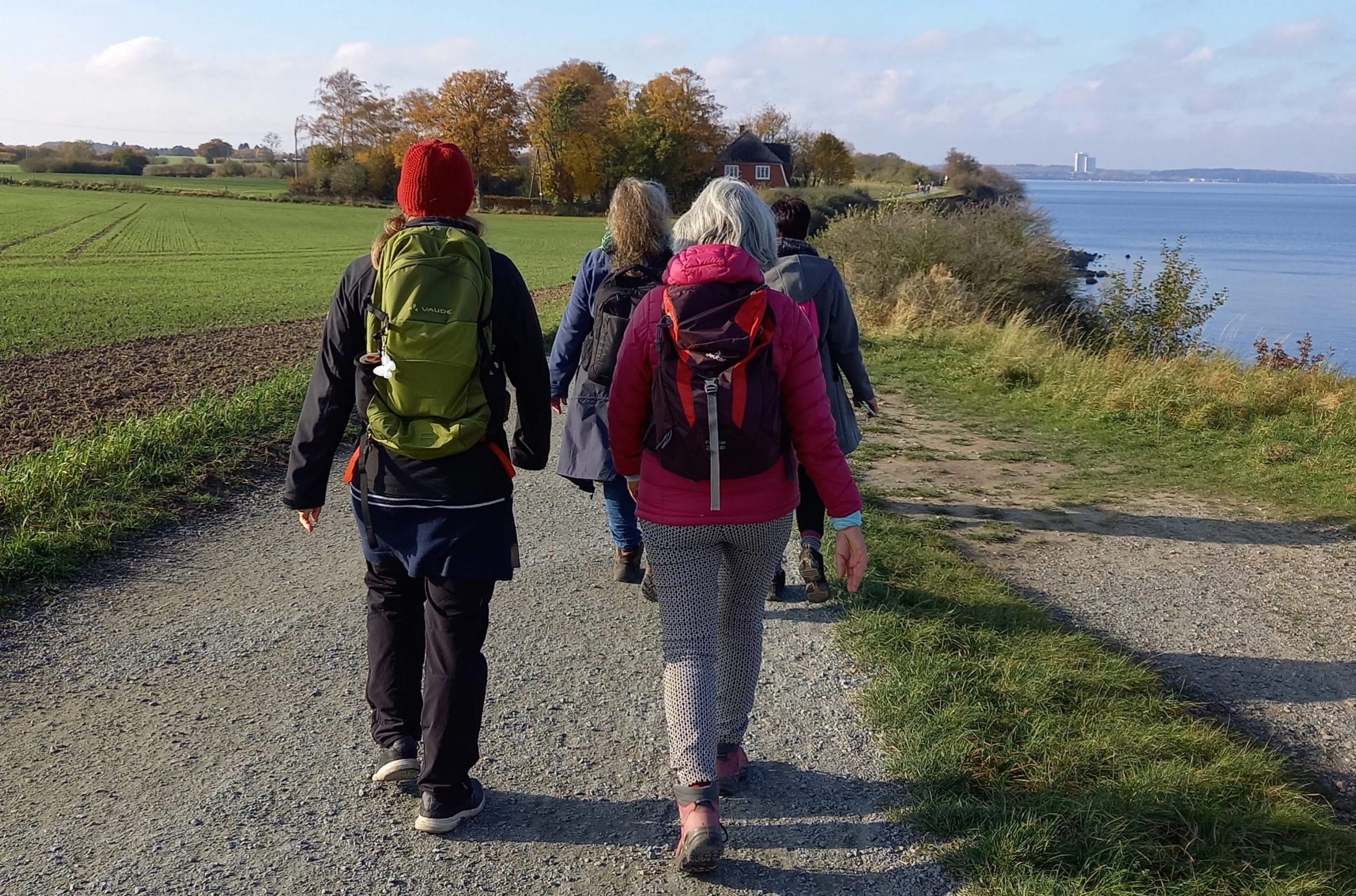 Fastenwandergruppe auf einem Küstenweg am Steilufer