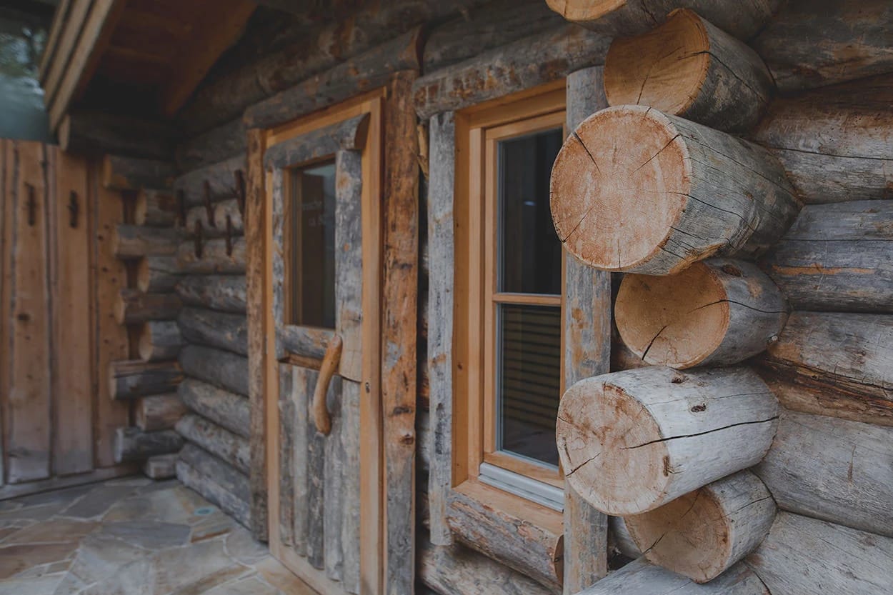 Außenansicht der Blockhaus-Sauna aus Holzstämmen