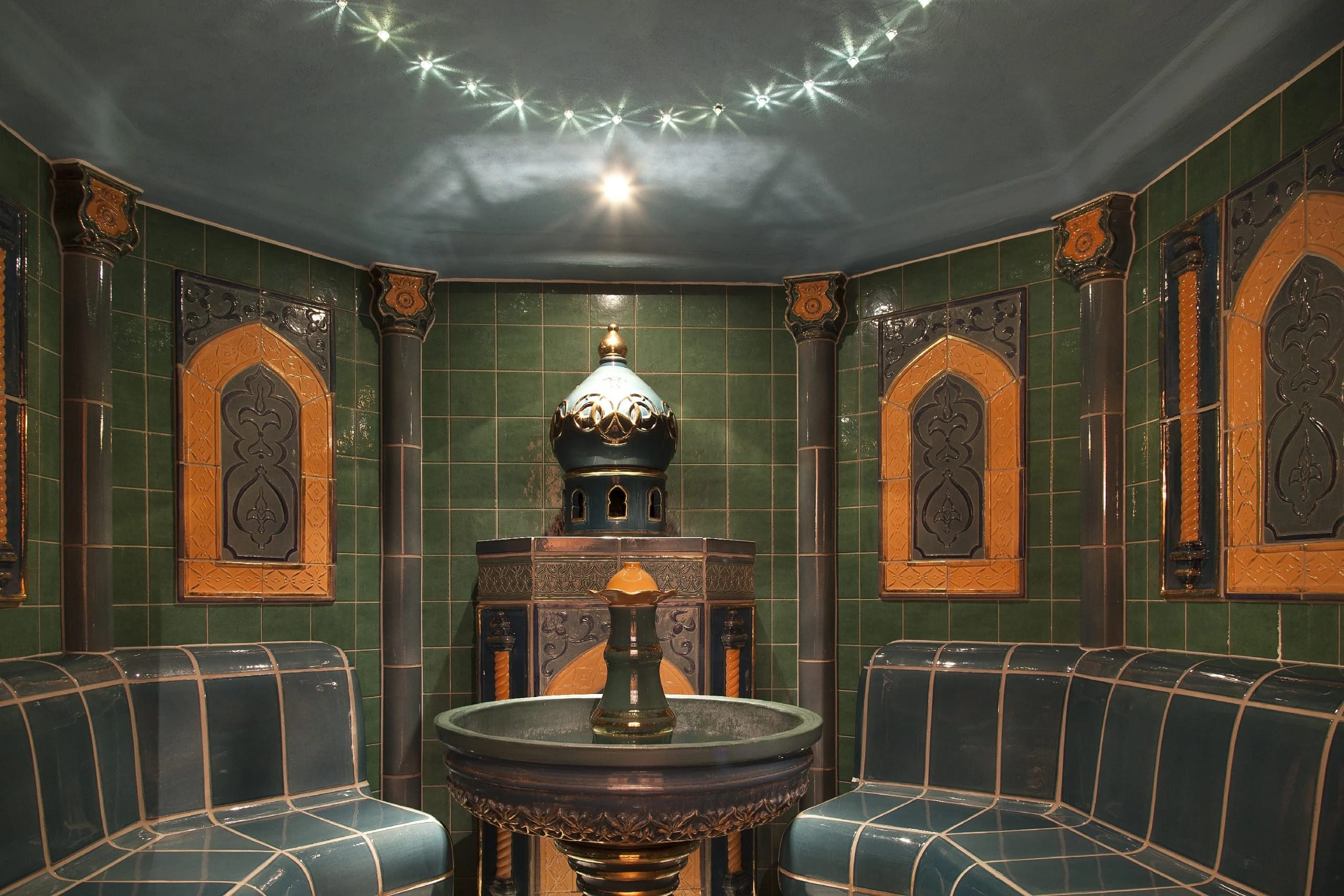 Orientalisches Dampfbad mit grünen Kacheln und Brunnen
