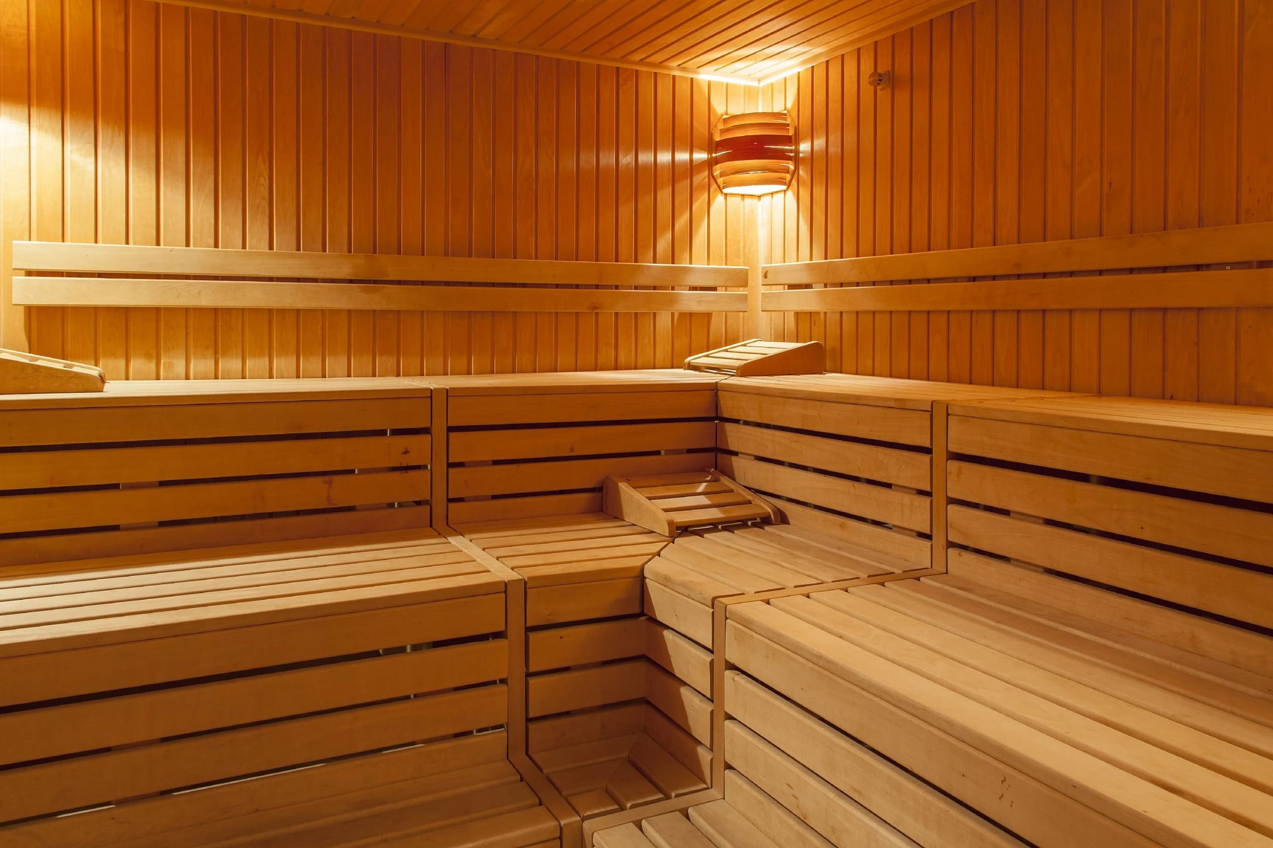 Finnische Sauna aus hellem Holz mit Bankreihen
