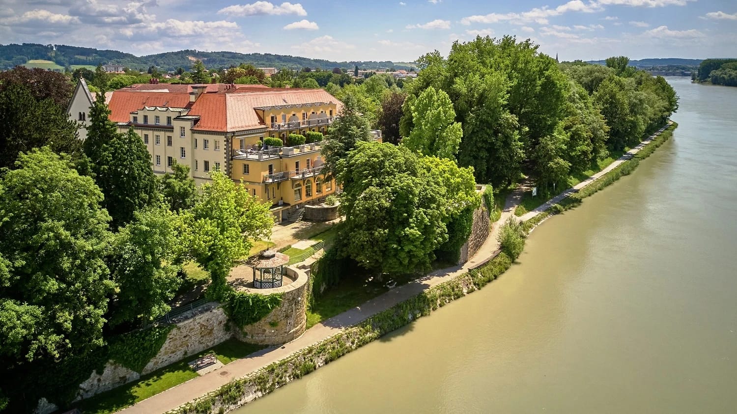 Historischer Stadtplatz von Schärding mit bunten Bürgerhäusern