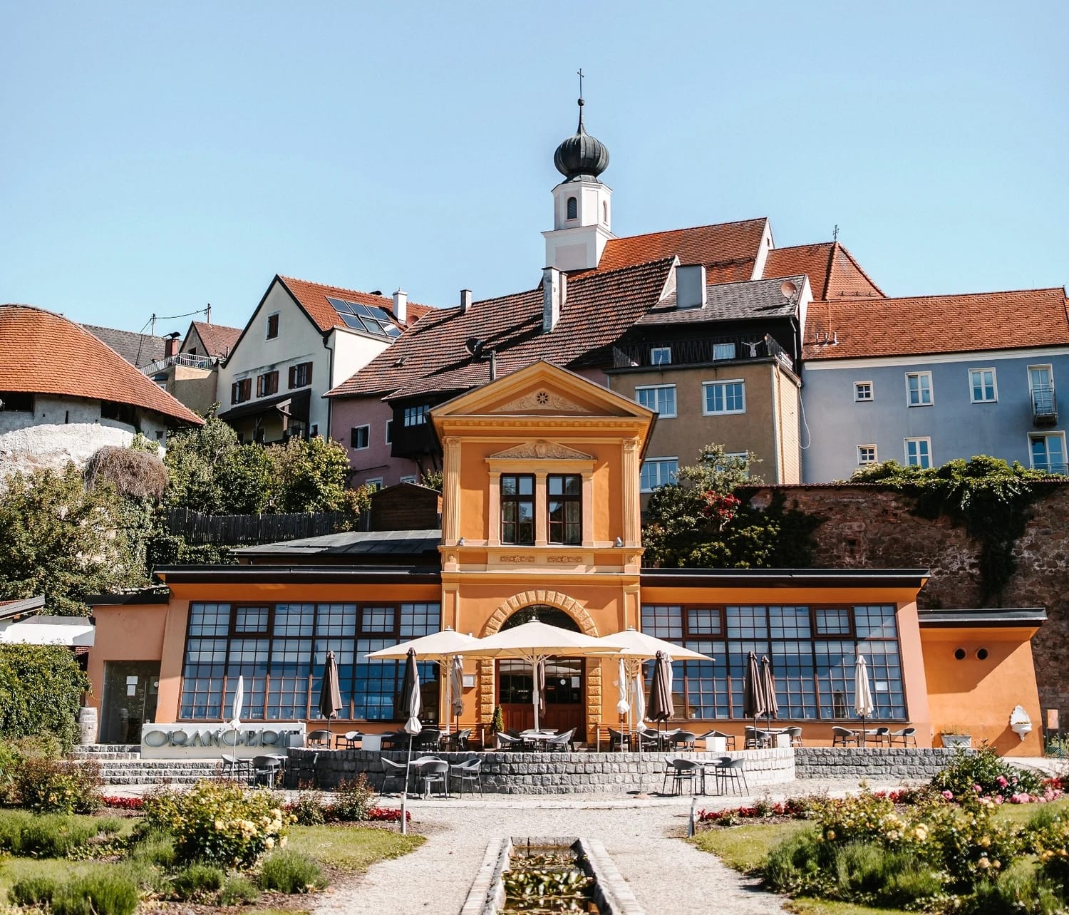 Historischer Pavillon des Kurhauses mit Türmchen, Terrasse und Gartenanlage mit Springbrunnen