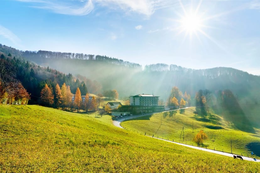 Bad Ramsach Quellhotel - Aussenansicht im Herbst