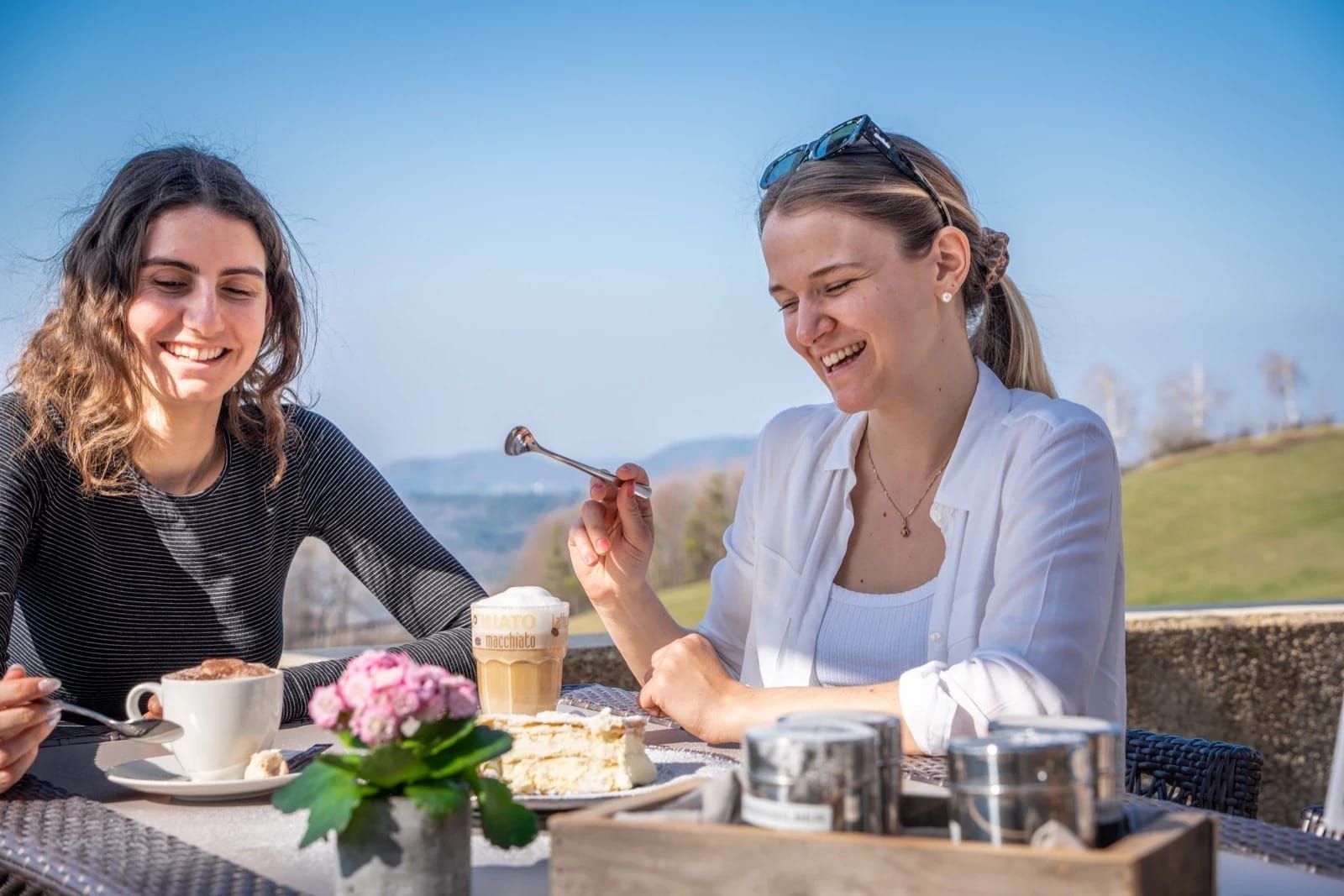 Terrasse des Bad Ramsach Quellhotels im Abendlicht