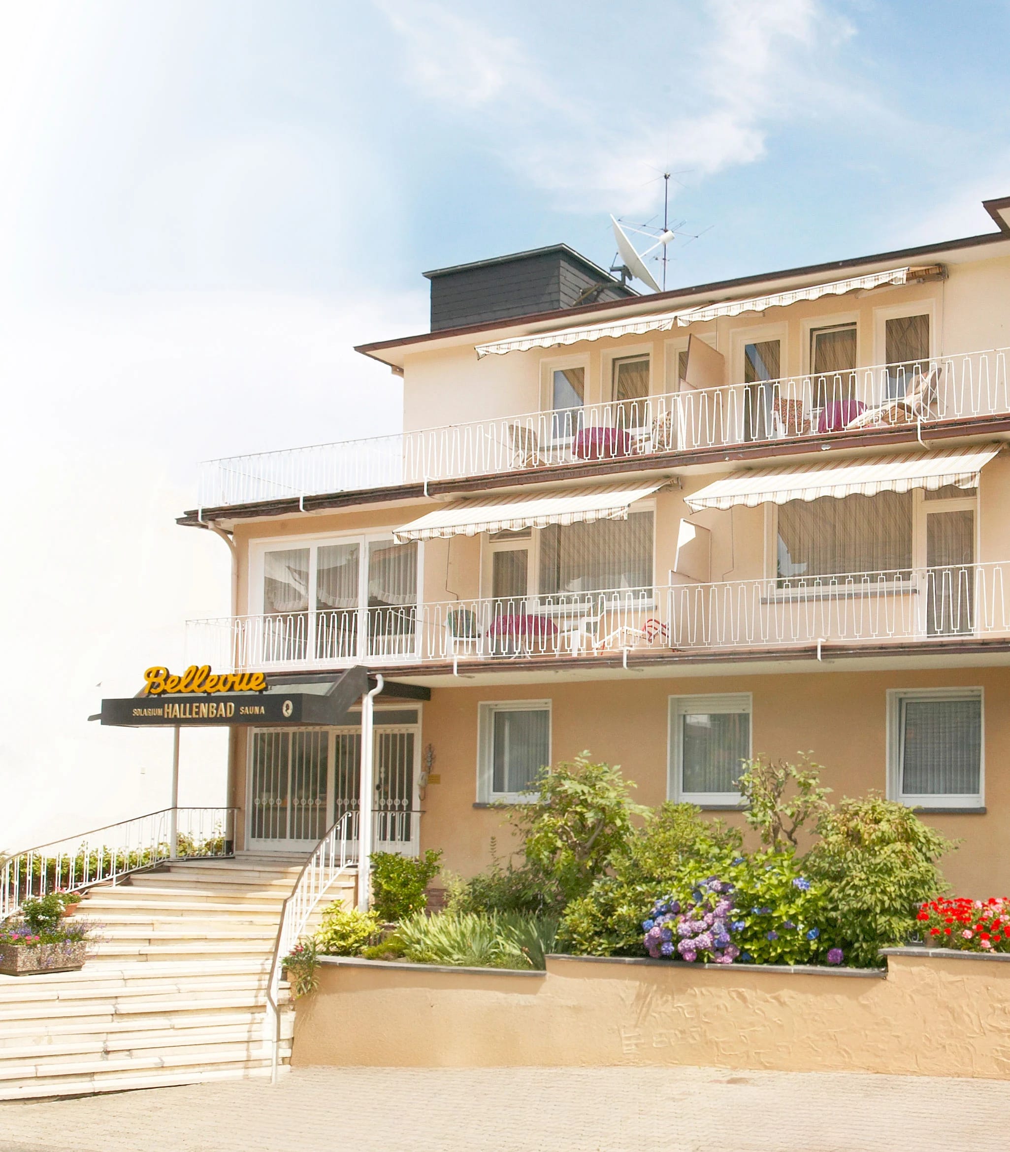 Hausfassade mit Eingang und Bellevue-Schriftzug