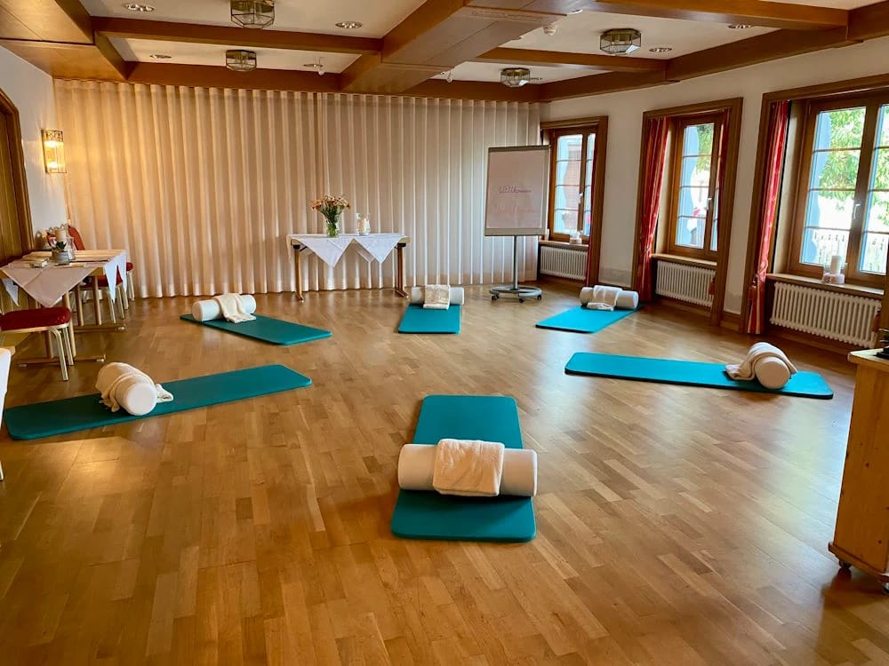 Yogaraum mit ausgelegten Matten und Kissen für die Fastenwoche
