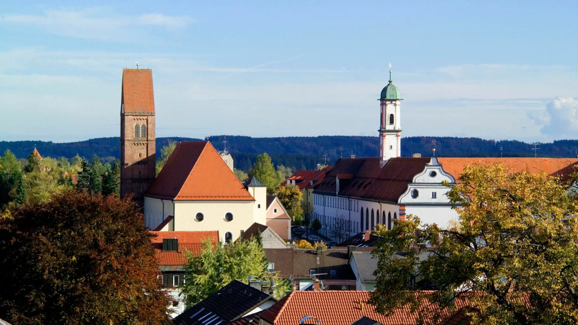 Blick über Bad Wörishofen mit zwei Kirchtürmen und roten Ziegeldächern