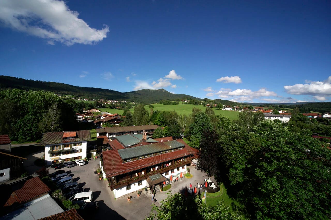 Luftaufnahme des Hotels eingebettet in die Landschaft des Bayerischen Waldes