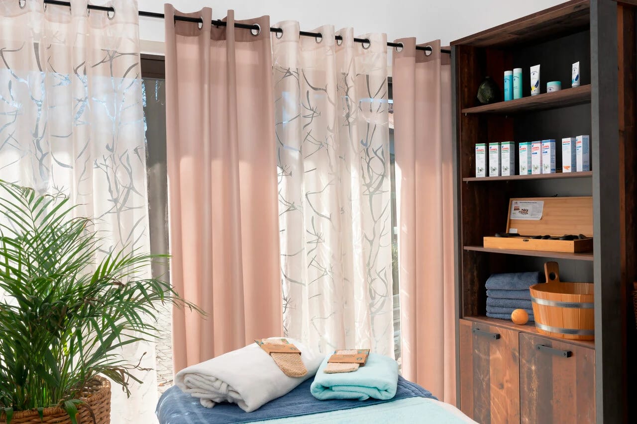 Behandlungsraum mit Massageliege und Wellnessprodukten