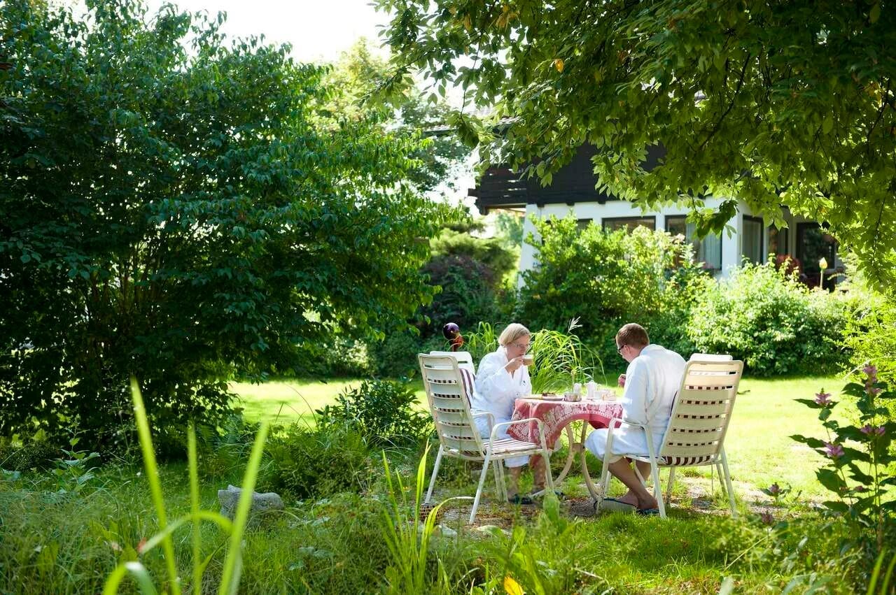 Gartenanlage mit Sitzplatz im Grünen