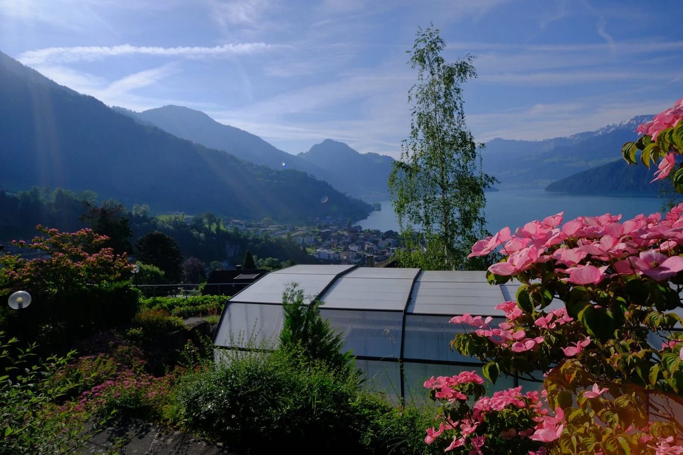 Garten mit Wintergarten und Aussicht auf See und Berge