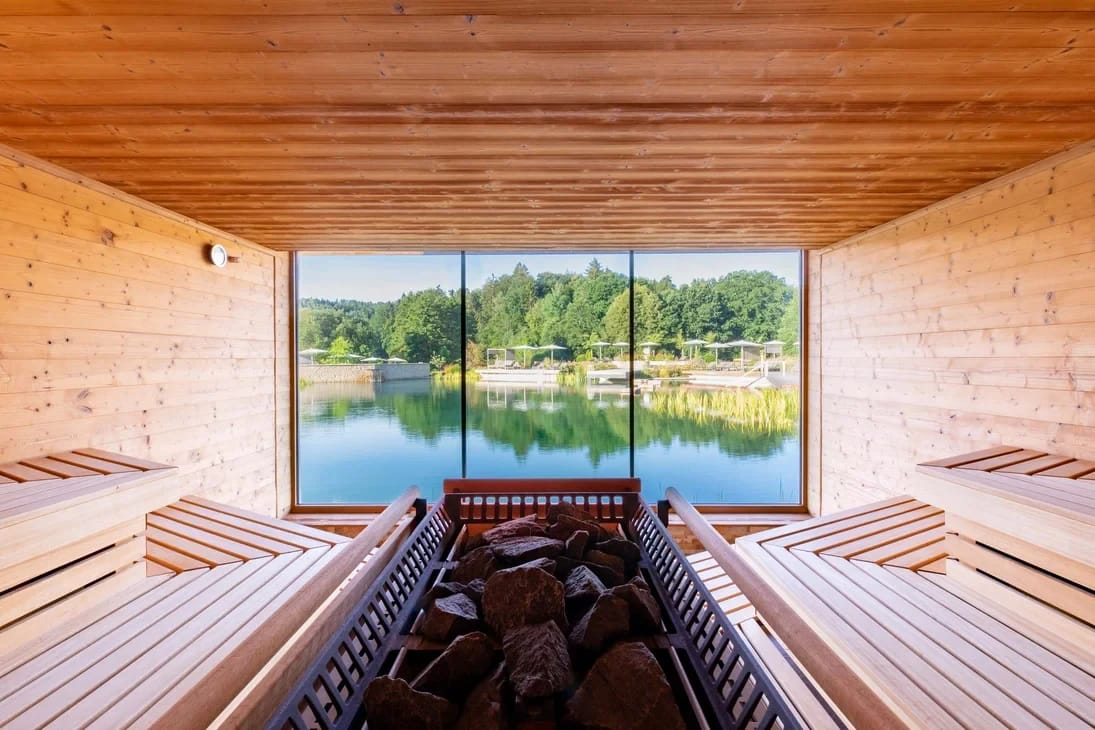 Sauna mit Panoramafenster und Blick auf Teich und Wald