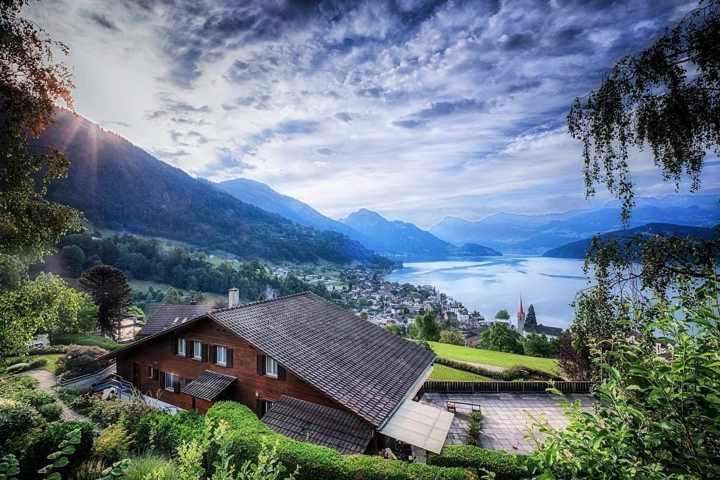 Holzchalet des Kurhauses oberhalb des Vierwaldstättersees mit Bergpanorama