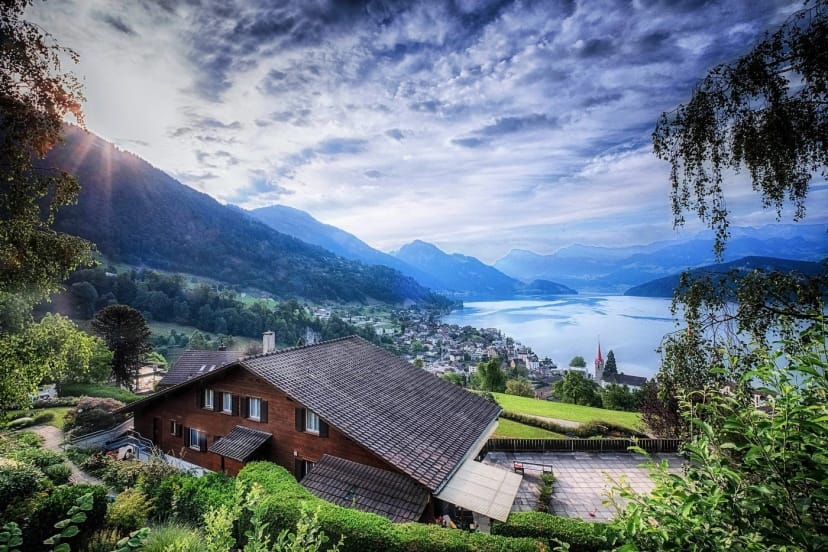 Holzchalet des Kurhauses oberhalb des Vierwaldstättersees mit Bergpanorama