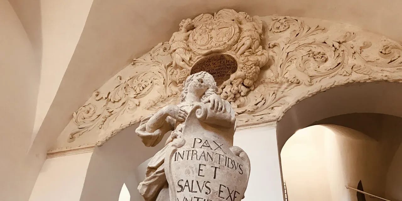 Detail mit Statue im Kloster Pernegg