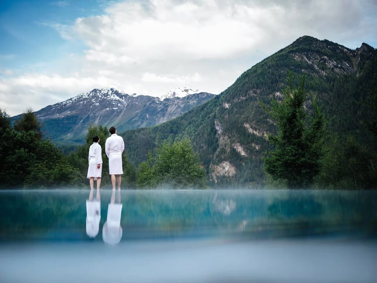 Blick vom Pool auf nebelverhangene Berge