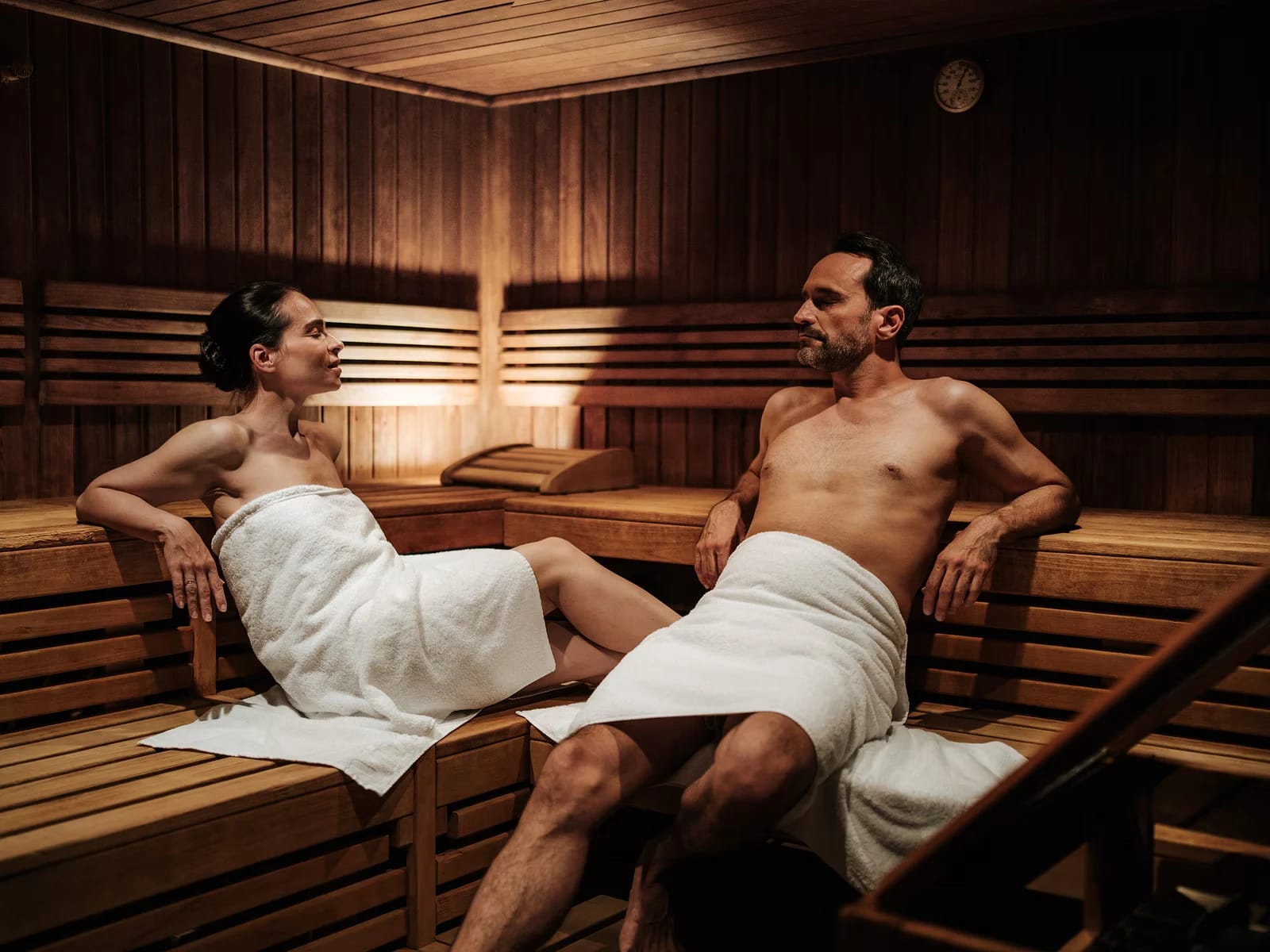 Finnische Sauna mit Holzbänken und warmem Licht