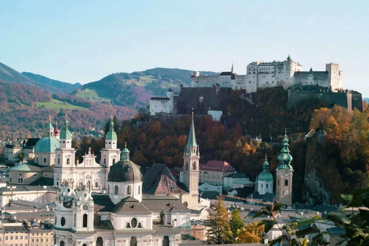 See mit Segelbooten und Kirche im Hintergrund