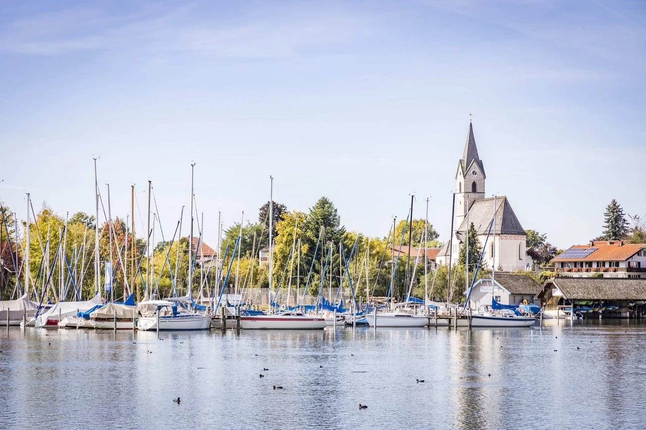 Weg entlang des Hotelgebäudes mit Garten und Sträuchern