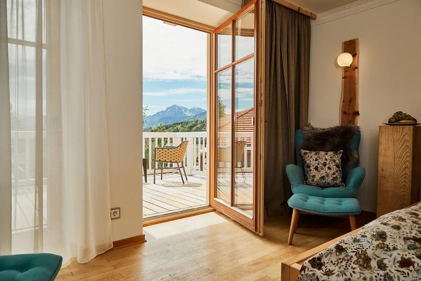 Zimmer mit Balkonzugang, Bergblick und türkisfarbenem Sessel