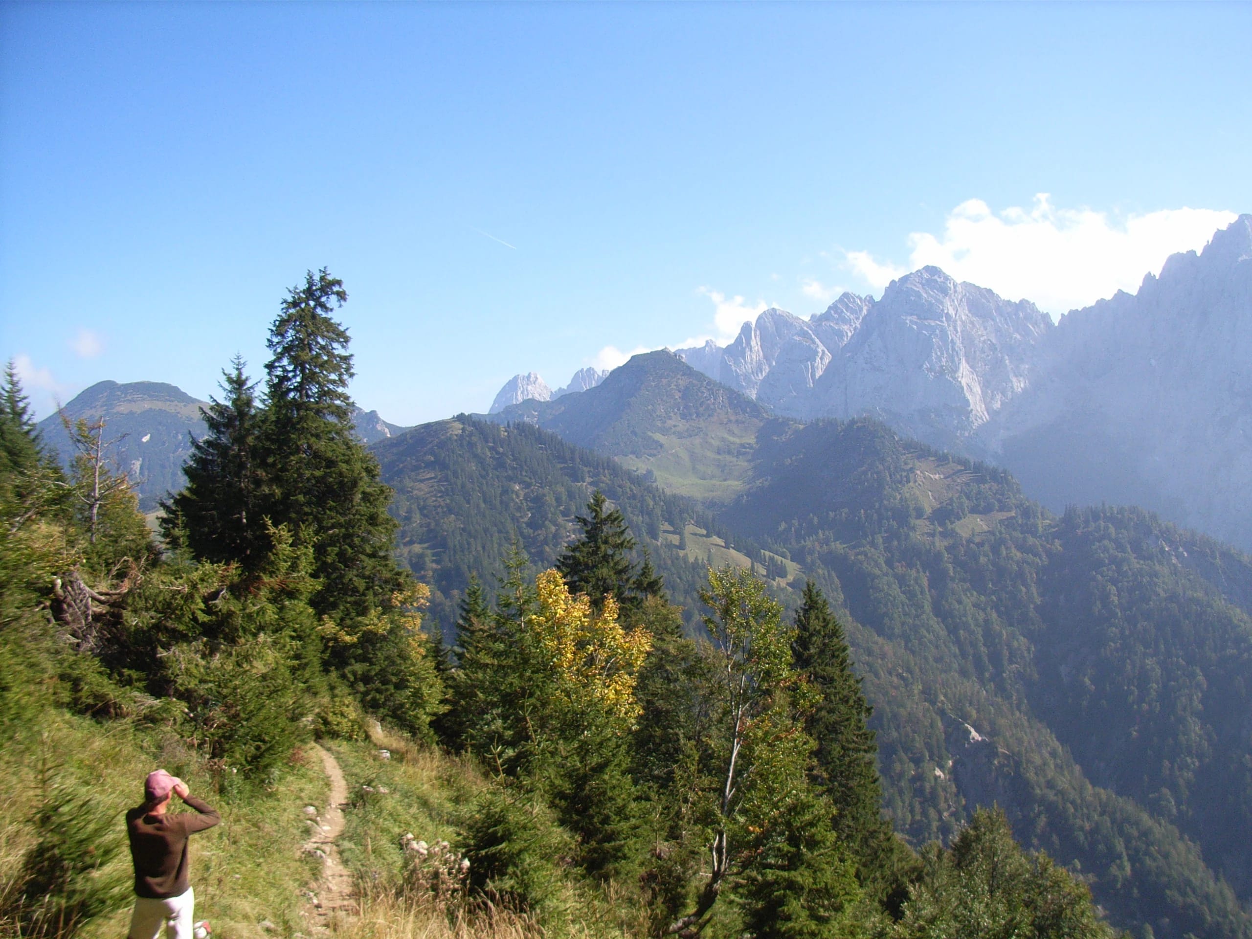 Wanderweg am Berghang mit Blick auf schroffe Felsgipfel