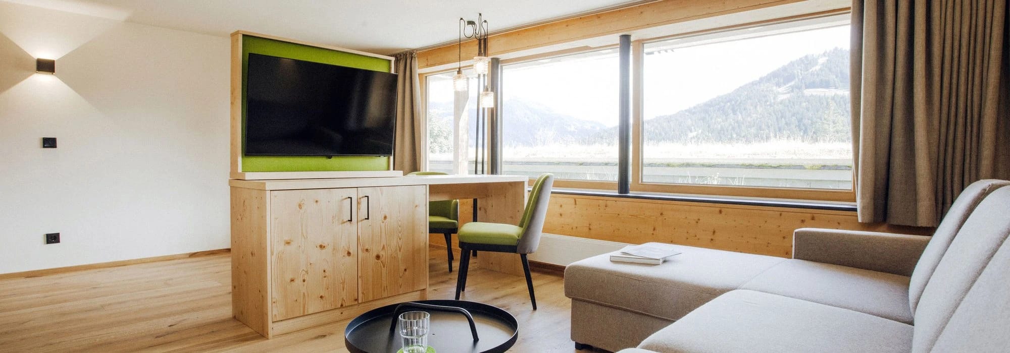 Maisonette-Zimmer mit Galerie, Wohnbereich und Holztreppe