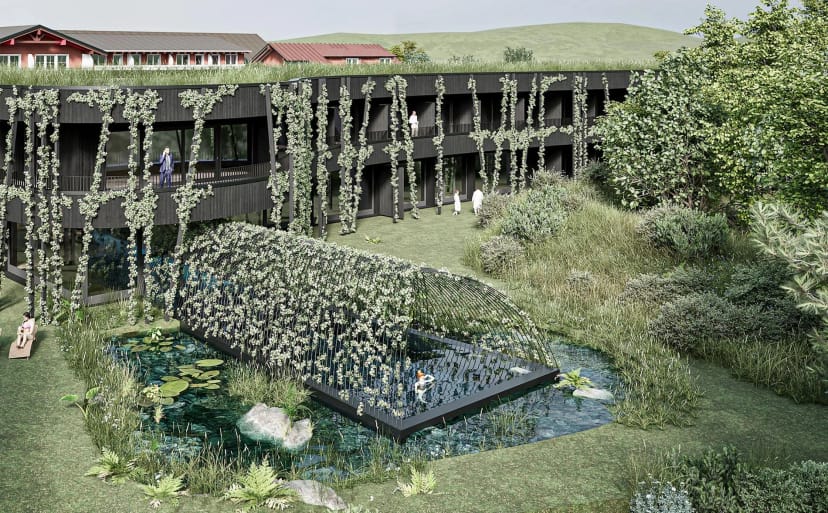 Außenansicht des Hotels mit begrünter Fassade und Schwimmteich im Garten