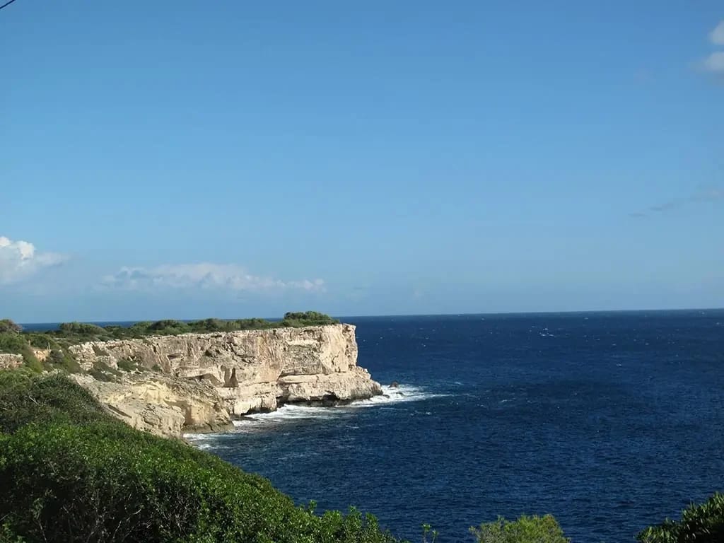Felsküste auf Mallorca mit Blick aufs Meer