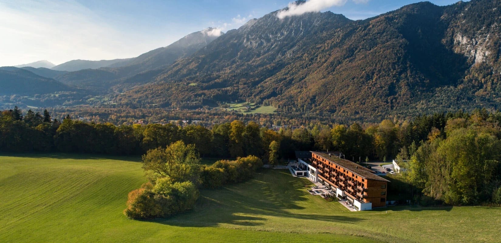 Weitwinkelperspektive auf das Klosterhof Hotelgebäude mit Blick ins Berchtesgadener Tal