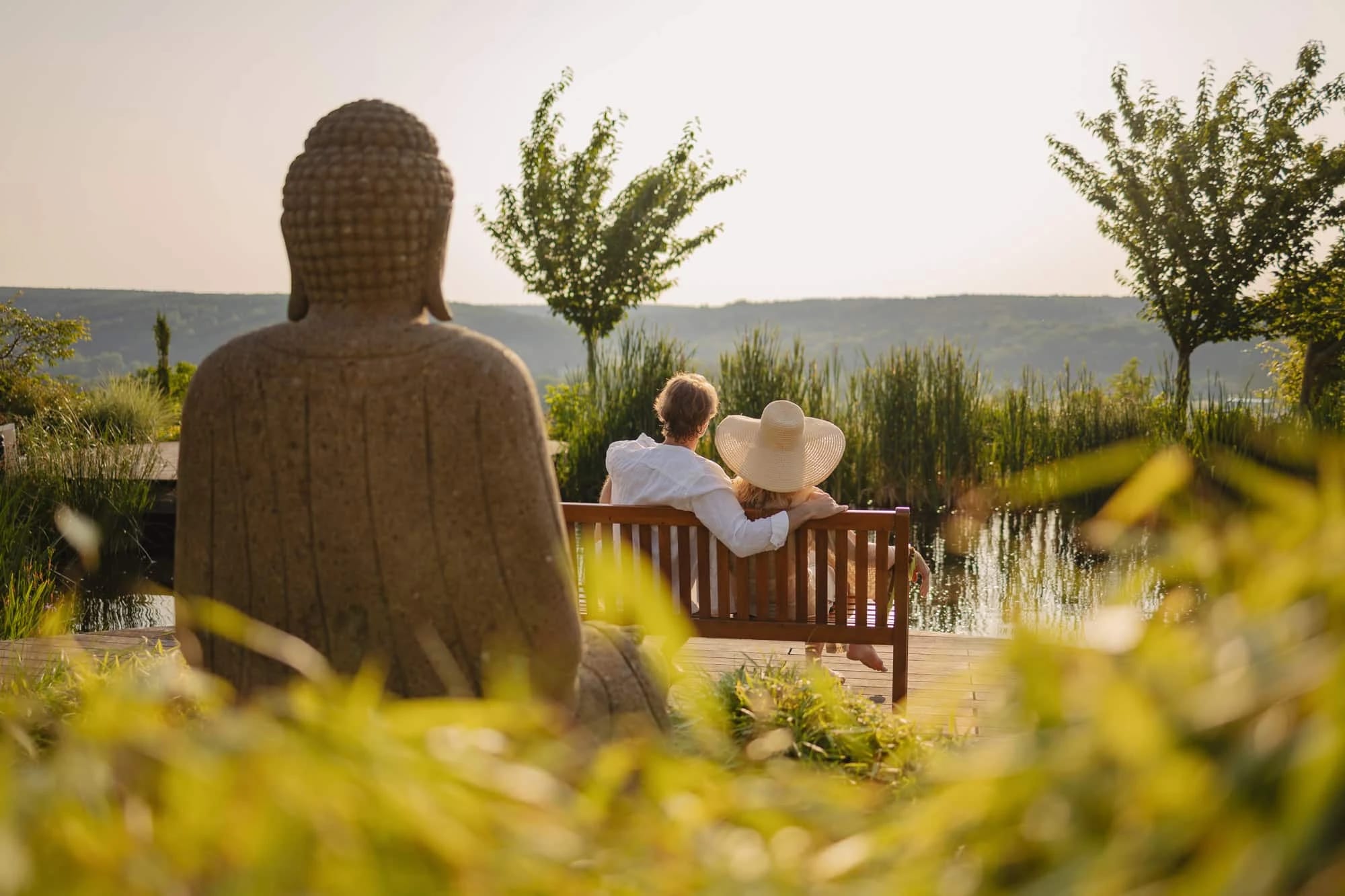Gartenanlage mit Teich, Buddha-Figur und Sitzbank