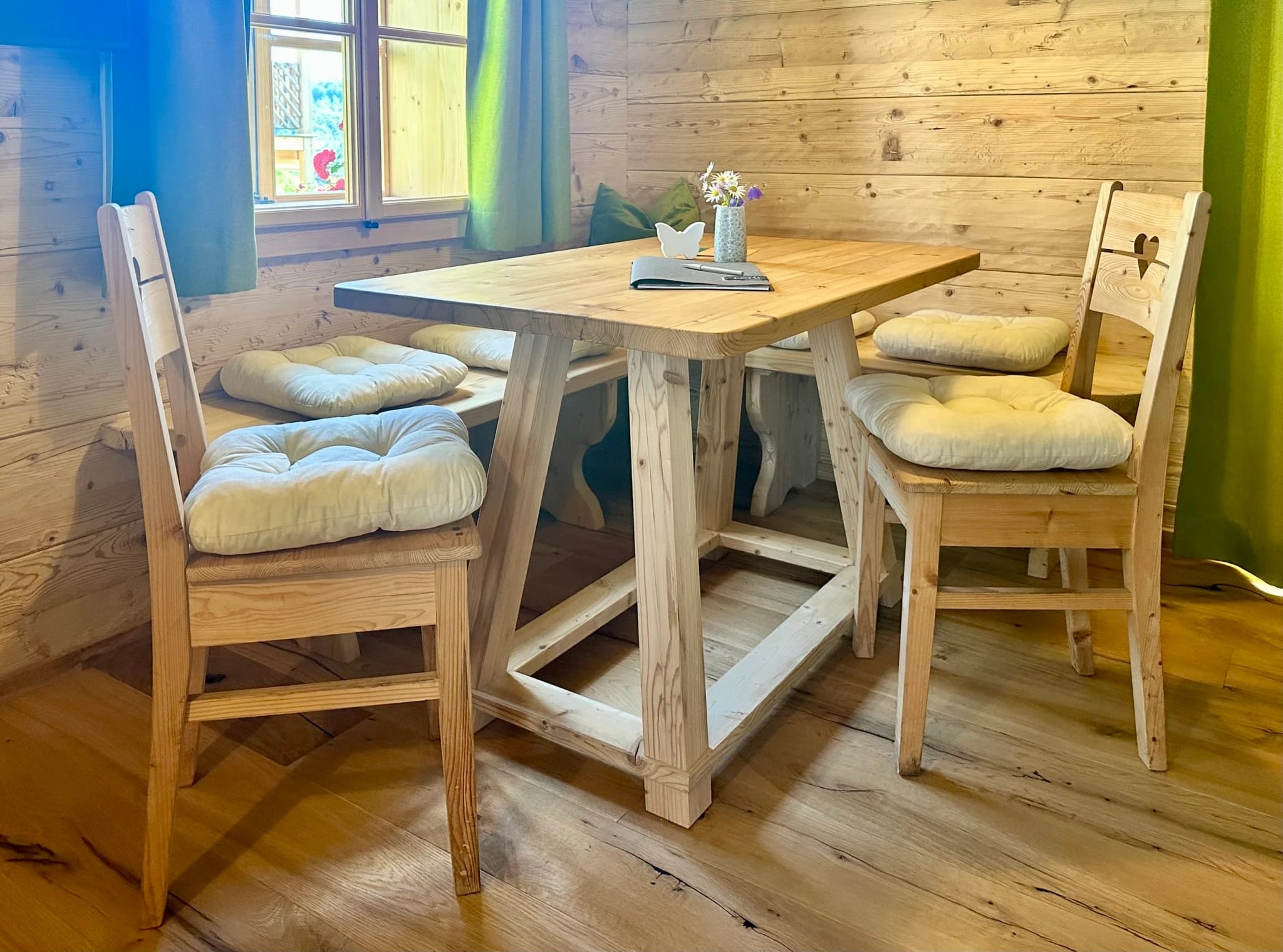 Rustikaler Holztisch mit Stühlen in der gemütlichen Essecke