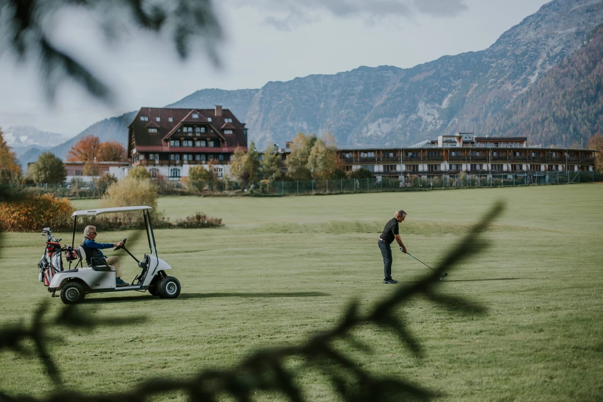 Golfplatz vor dem Hotelgebäude der Wasnerin mit Bergpanorama im Ausseerland