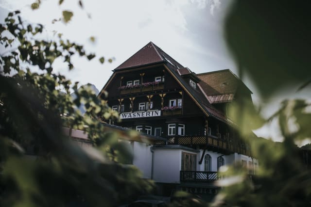Außenansicht des Stammhauses der Wasnerin mit Holzfassade und Hotelschild