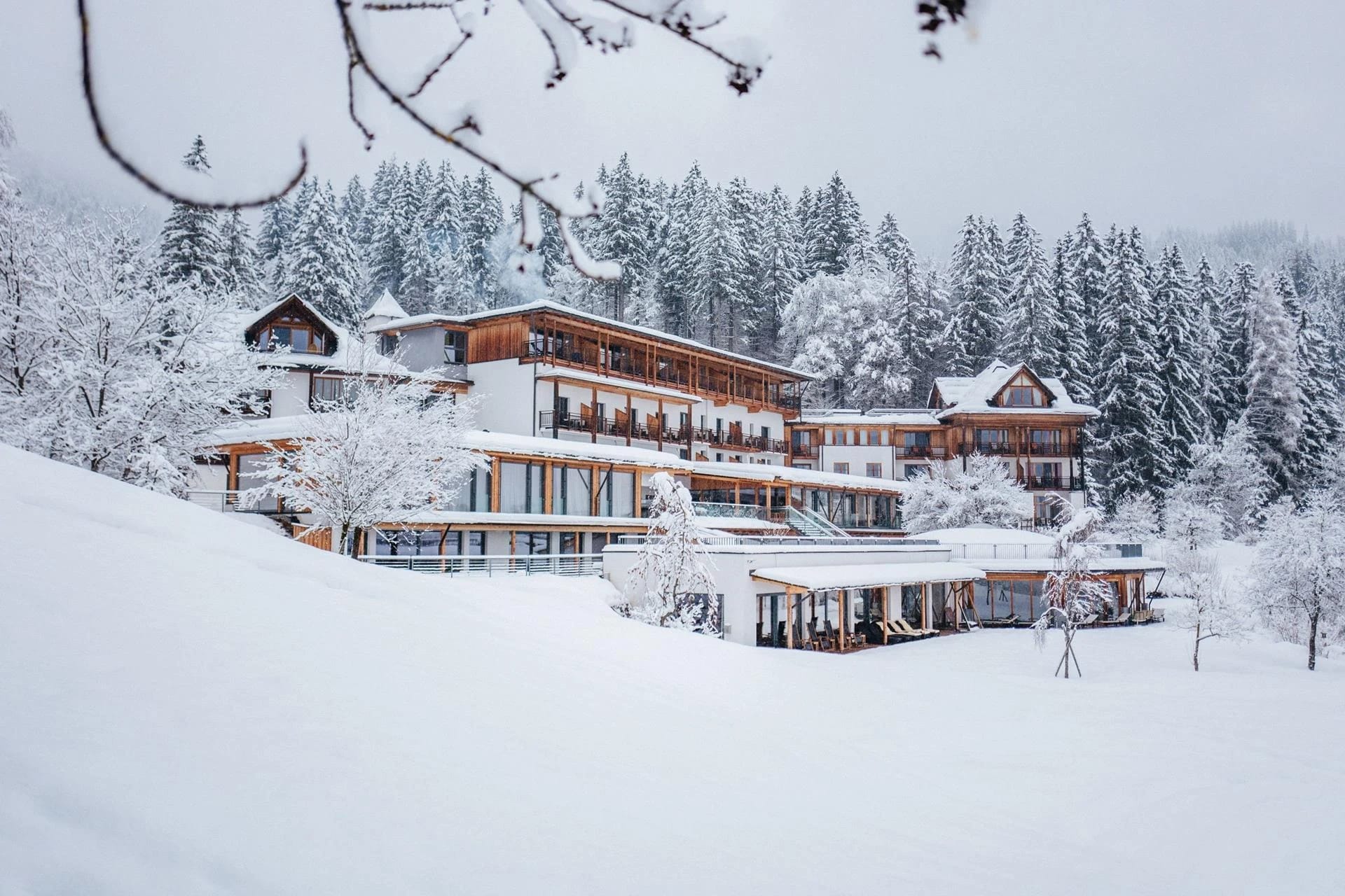 Das verschneite Hotel vor winterlichem Wald