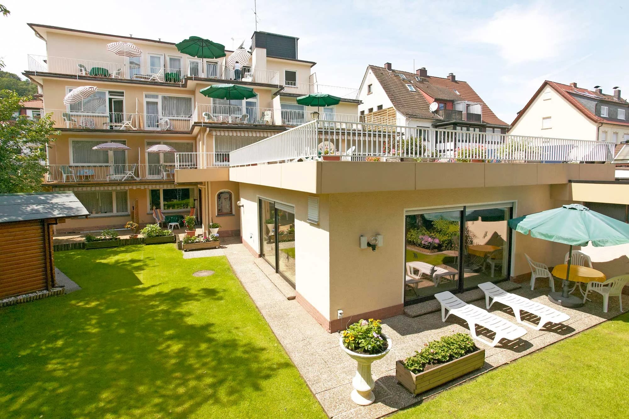 Außenansicht des Hauses mit Terrasse und Garten
