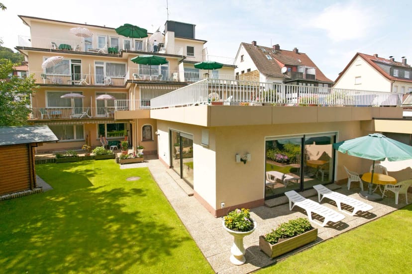 Außenansicht des Hauses mit Terrasse und Garten