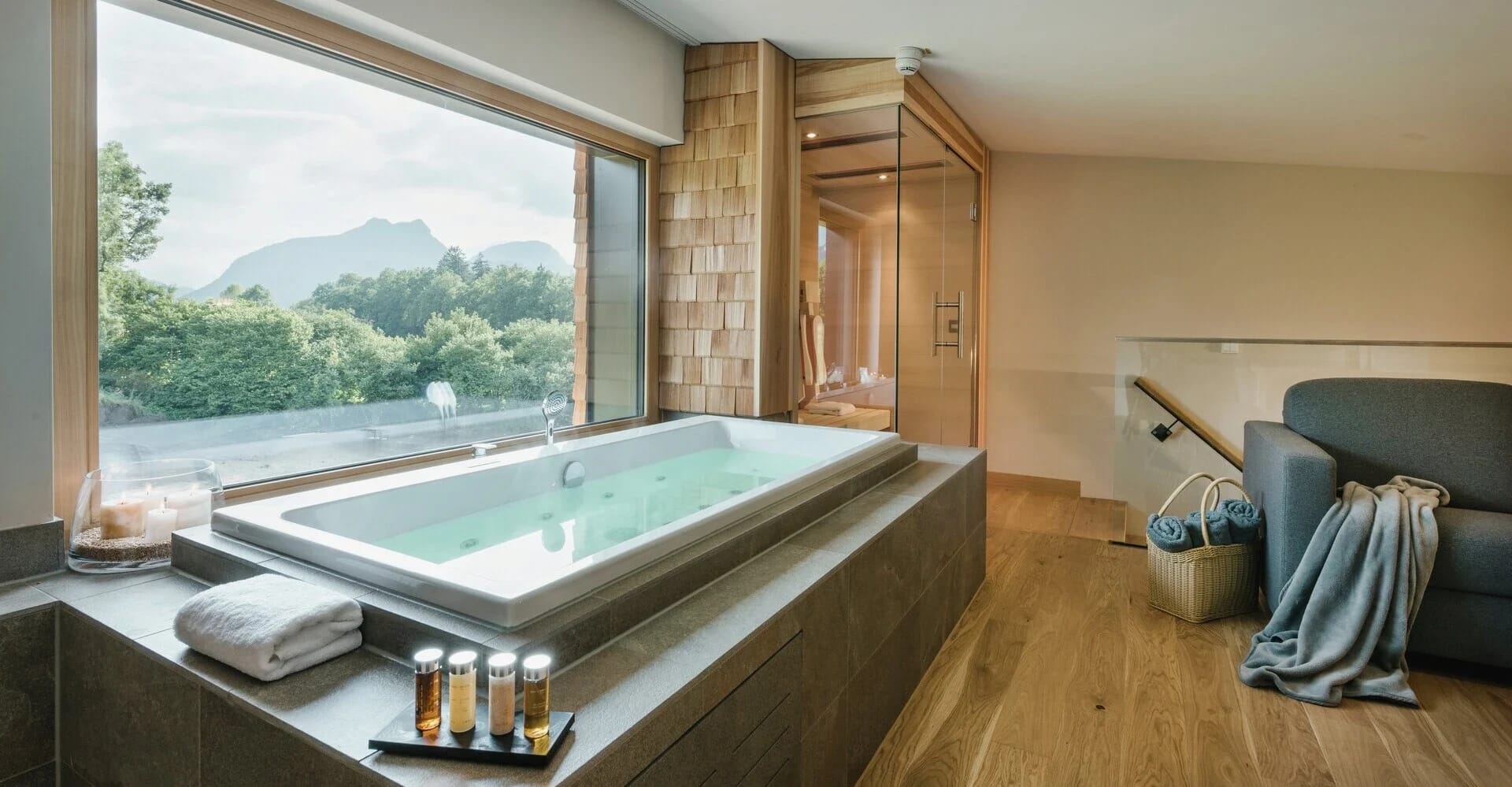 Hotelzimmer mit Doppelbett, Galerie-Obergeschoss und Balkon mit Bergblick