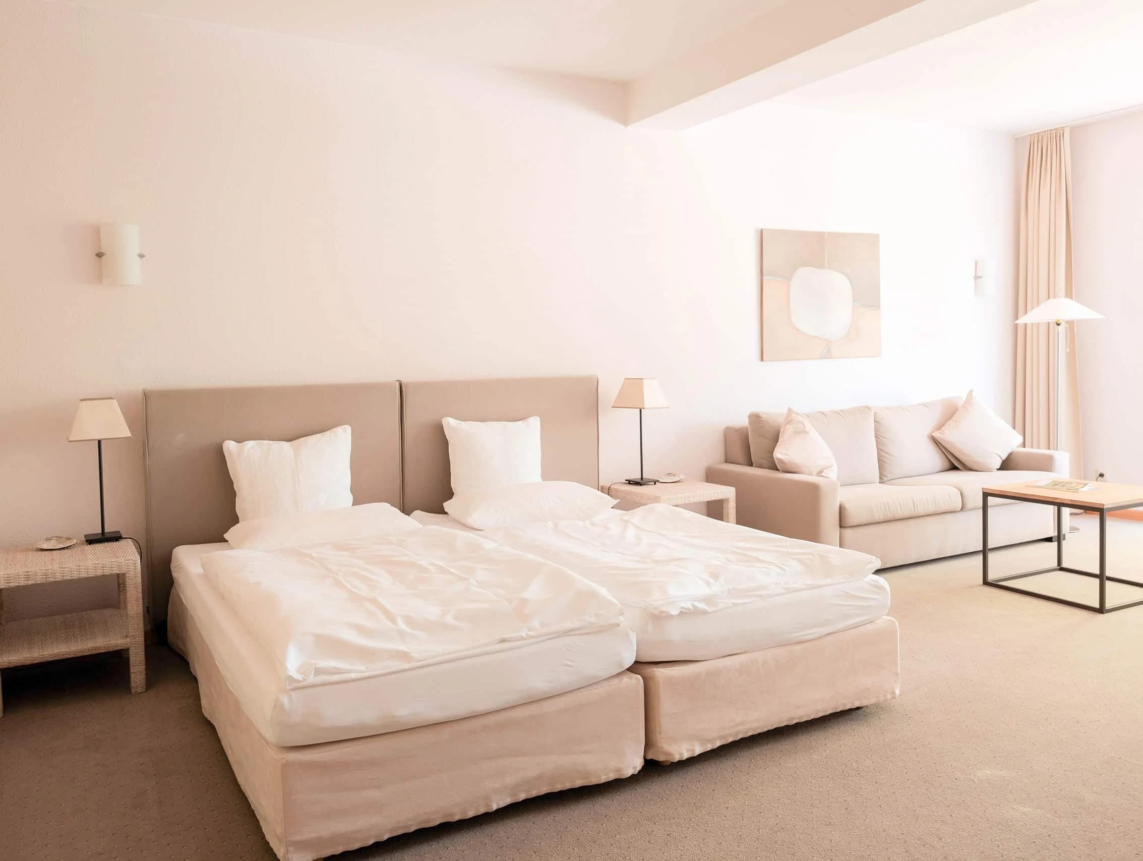 Komfort-Doppelzimmer mit Doppelbett und Sitzecke
