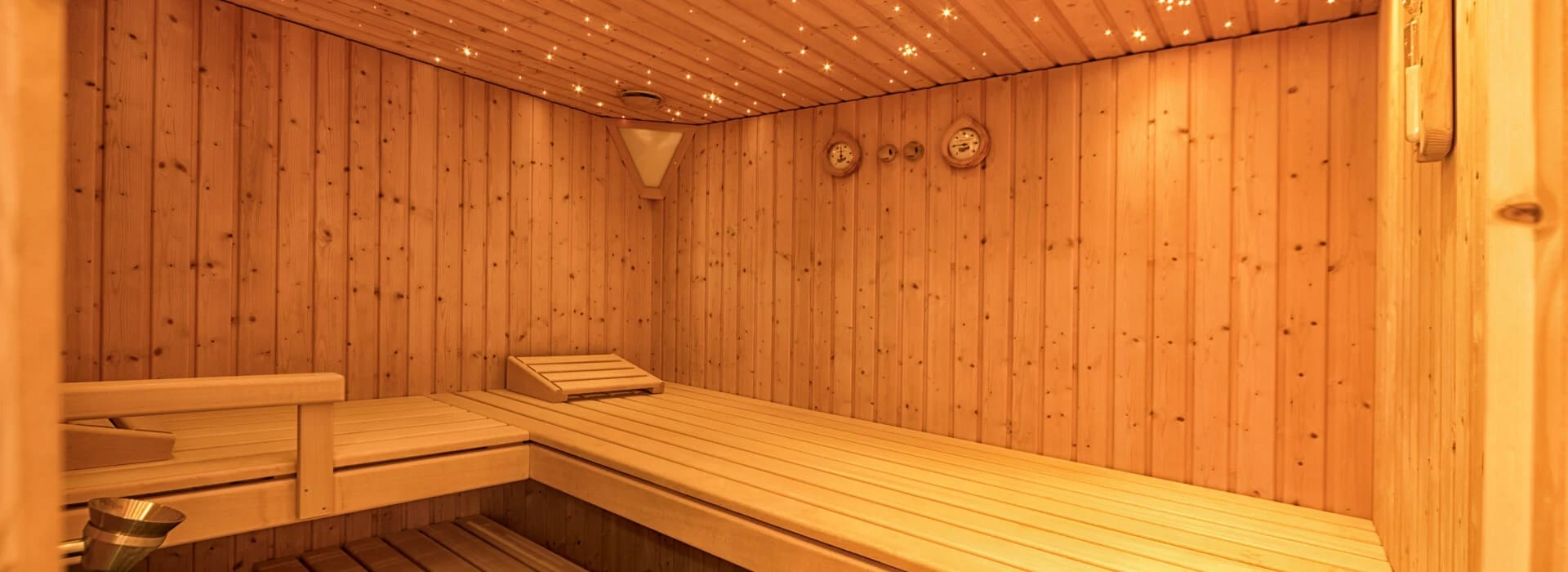 Sauna aus Holz mit Bänken