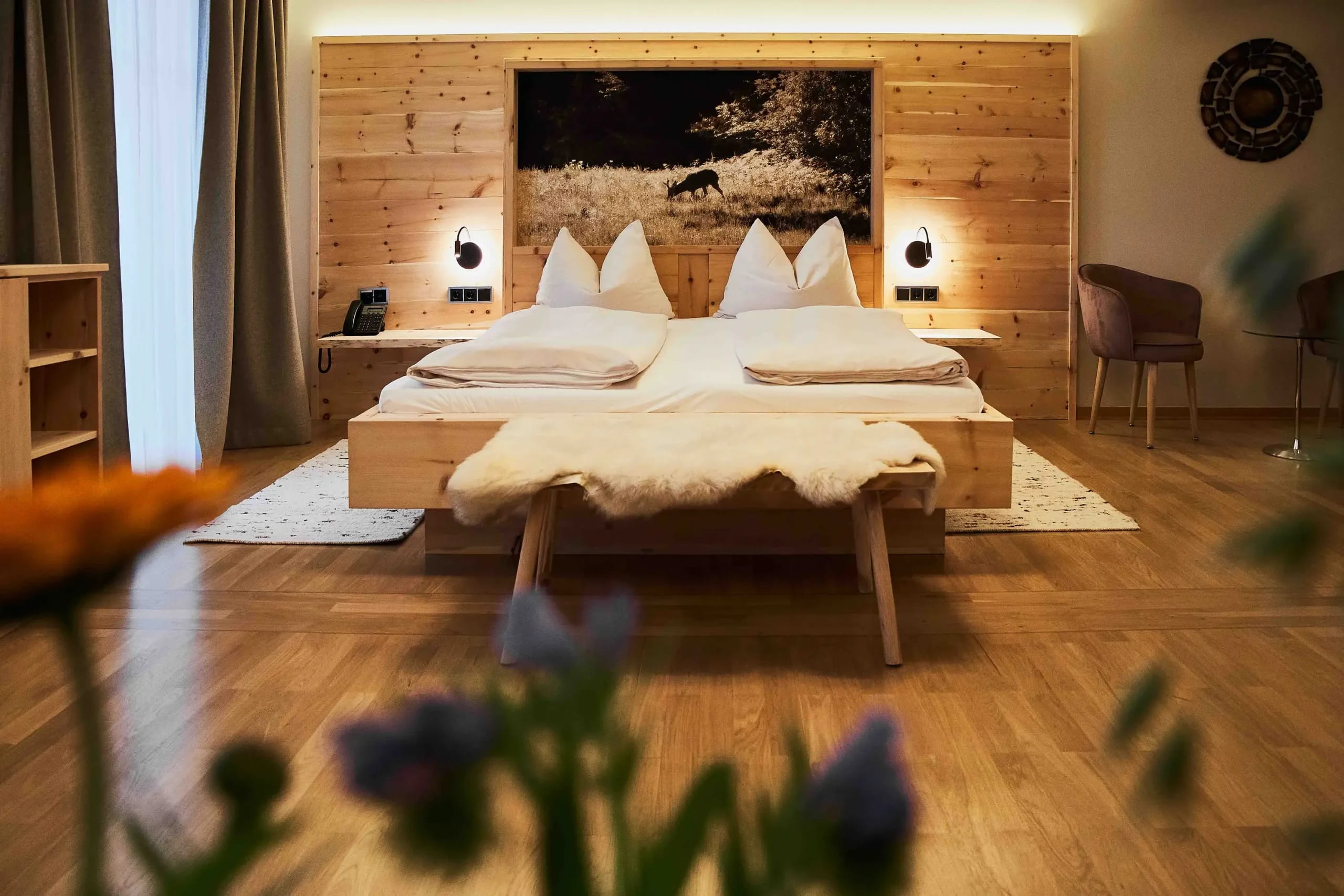 Zimmer mit Doppelbett, Zirbenholzwand und Wildtier-Wandbild