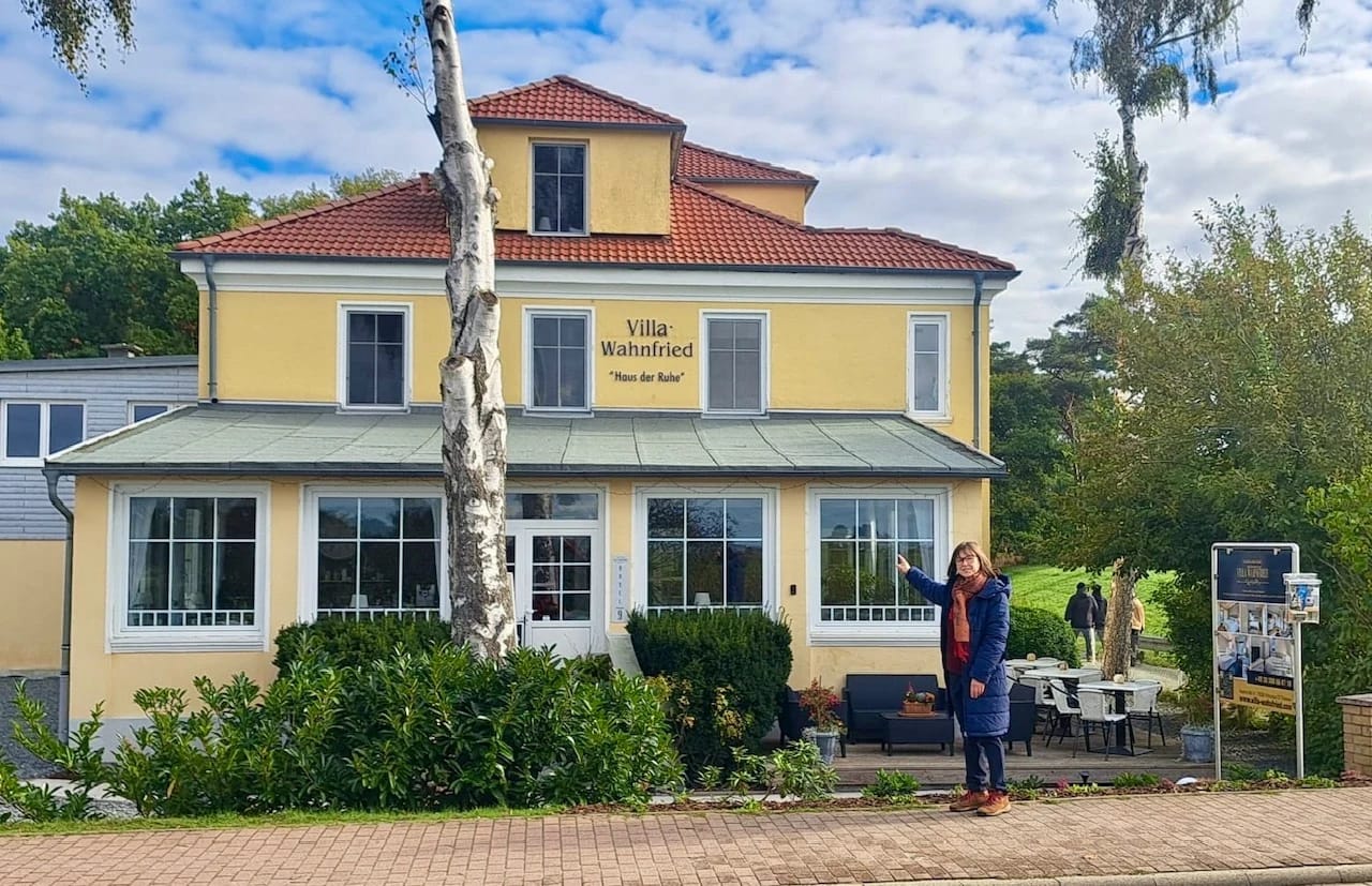 Claudia Messerschmidt vor der Villa Wahnfried in Thiessow auf Rügen