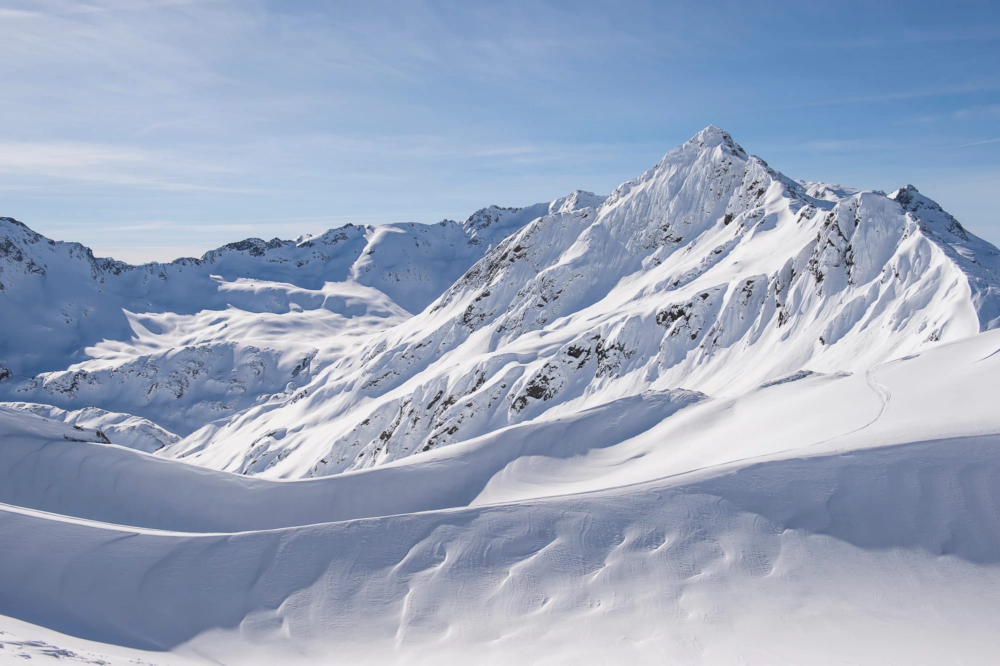 Verschneite Berggipfel unter blauem Himmel