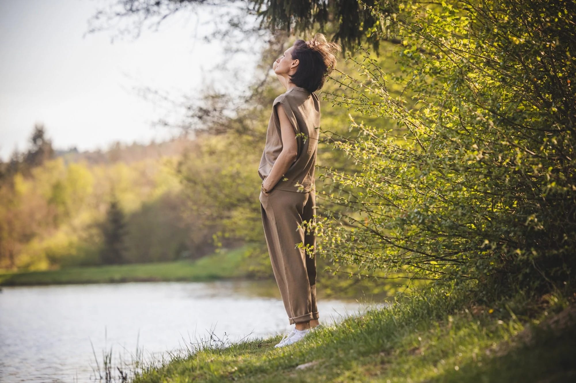 Larissa Hoffmann am Seeufer in der Natur