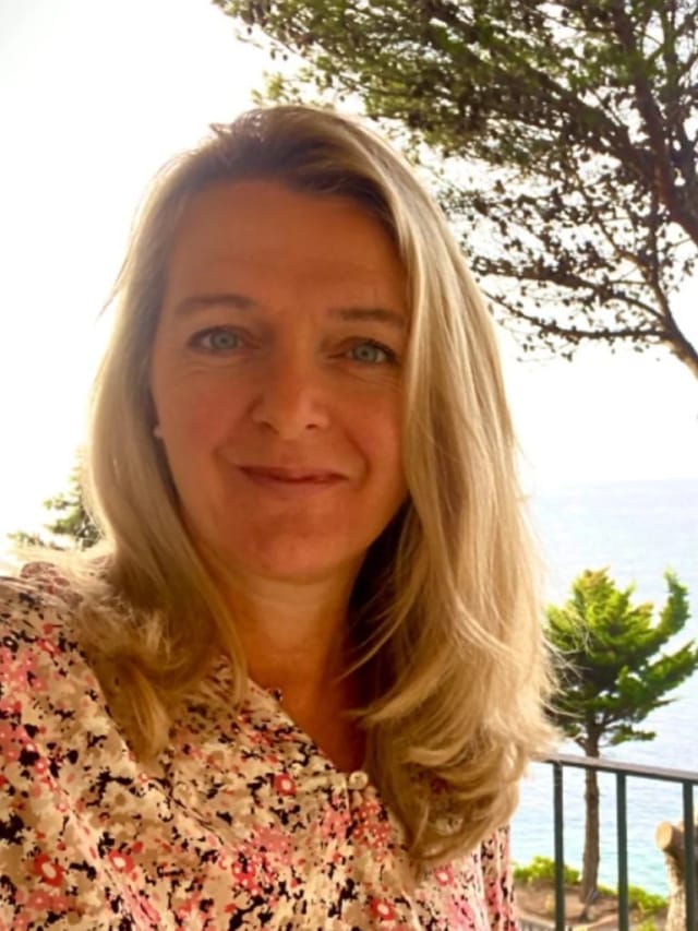 Porträt von Anja Paulduro mit Meerblick im Hintergrund