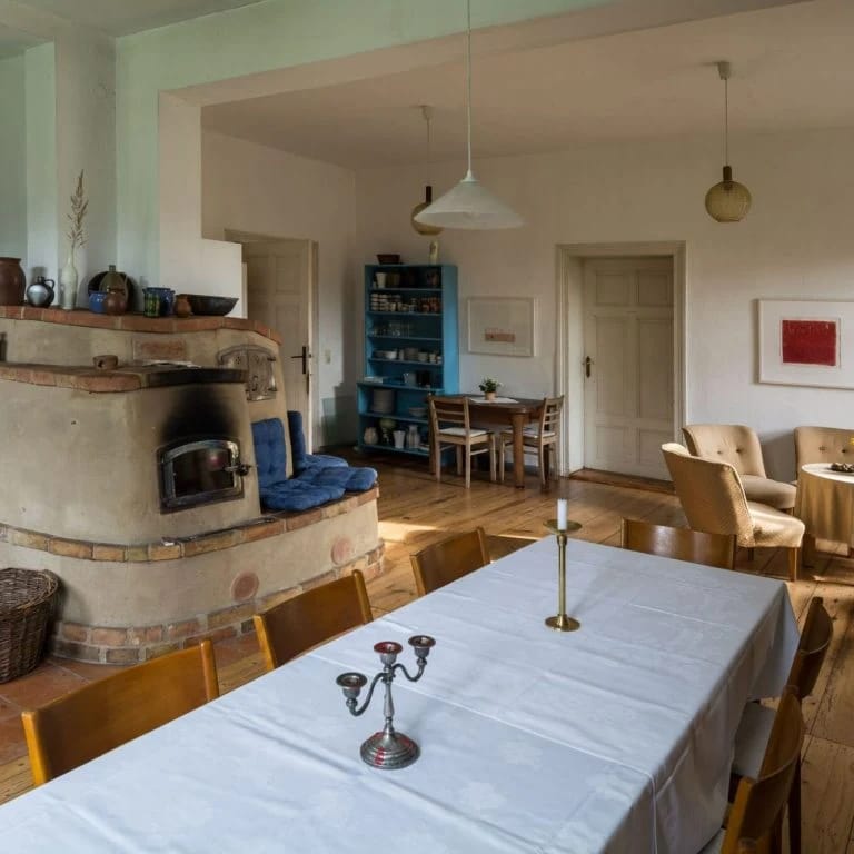Gemütlicher Essbereich mit Holzofen, großem Tisch und Sitzecke im Haus