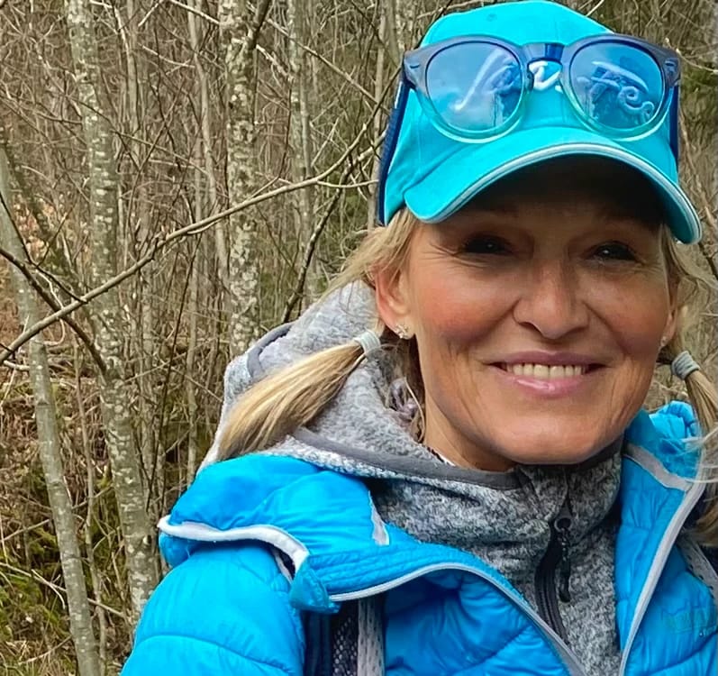 Nahaufnahme von Ute Hesse beim Wandern im Wald