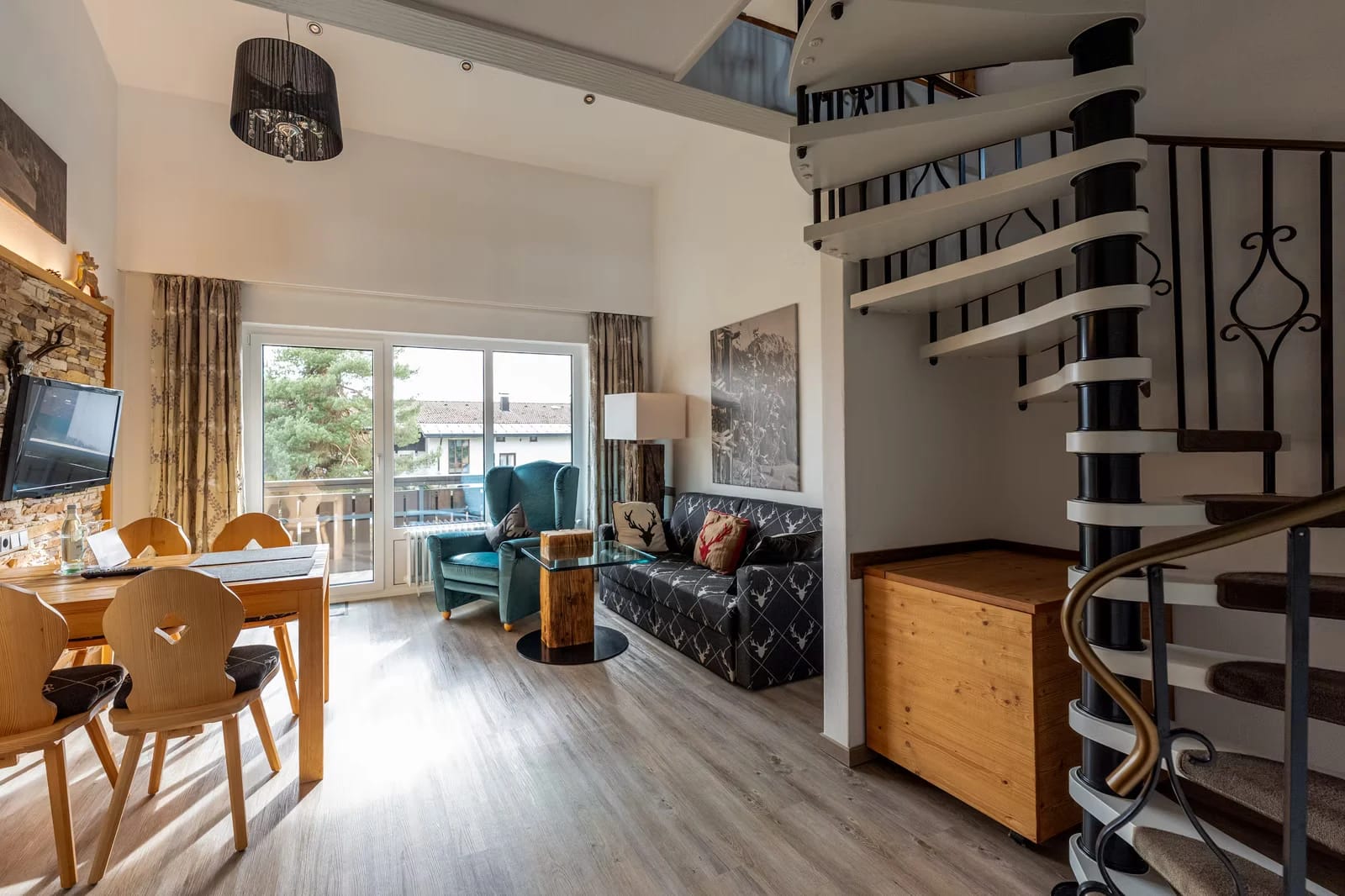 Wohnbereich einer Juniorsuite mit Wendeltreppe und Sofa