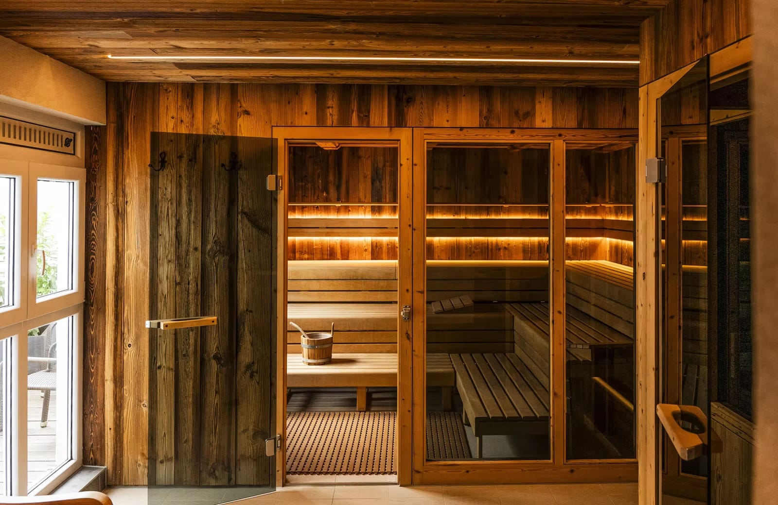Finnische Sauna mit Altholzverkleidung und Glastür