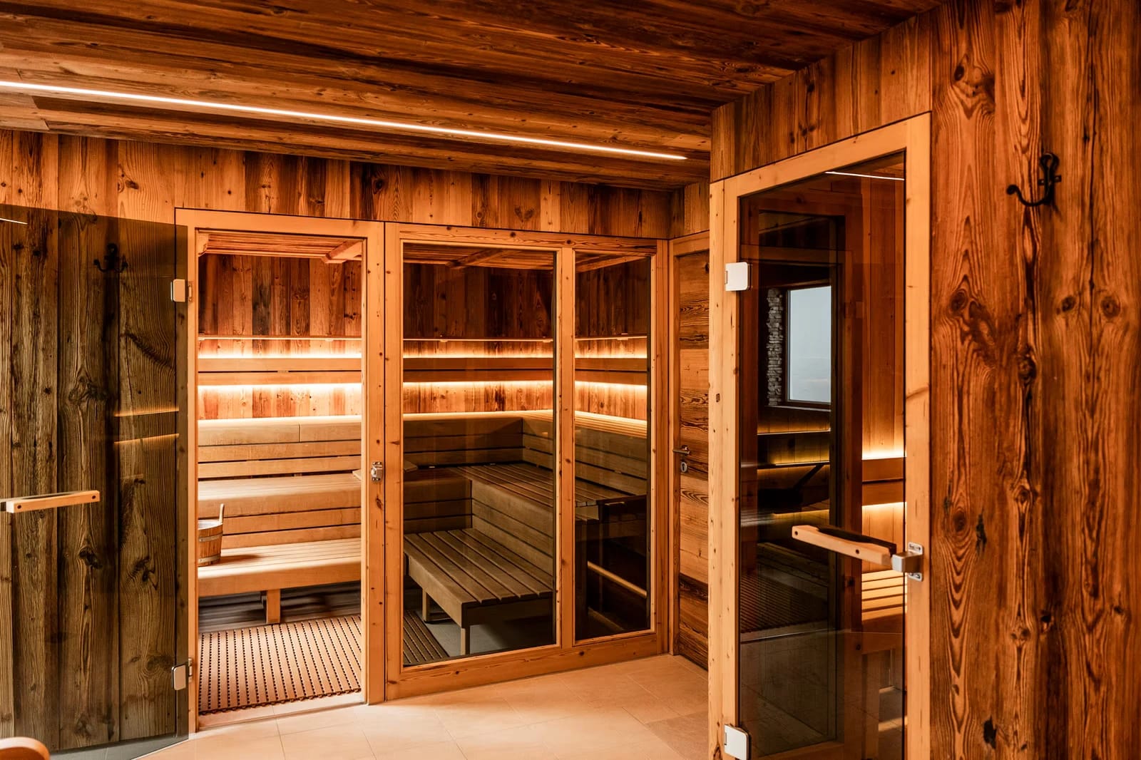 Moderne Sauna mit Glasfront und Holzbänken