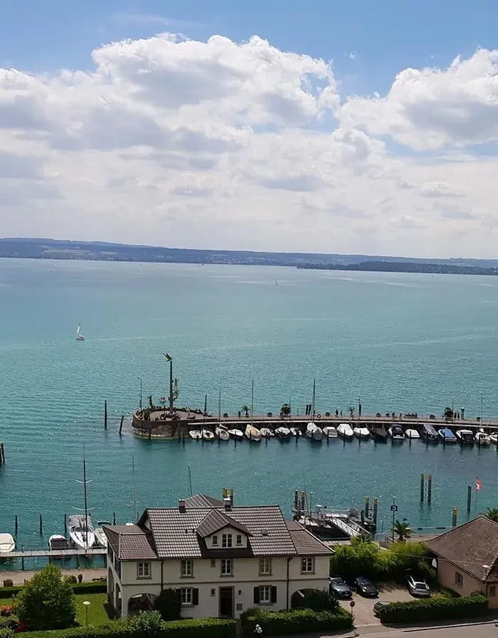 Blick auf den Bodensee mit Hafen und Booten bei Meersburg
